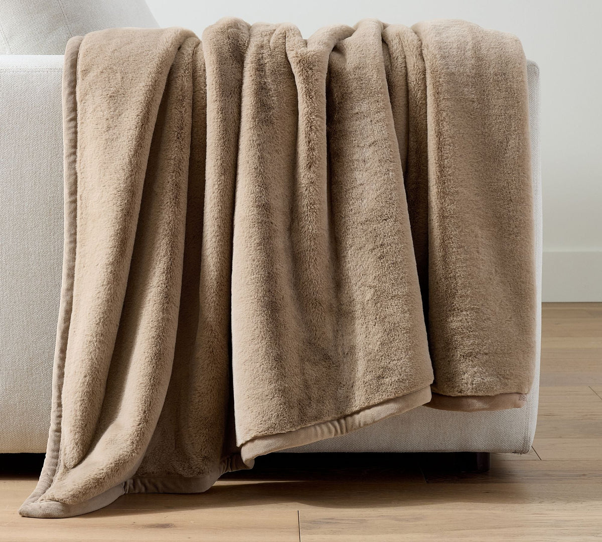 Synthetic Rabbit Fur Throw Blanket with Reinforced Edges and Double-Sided Design