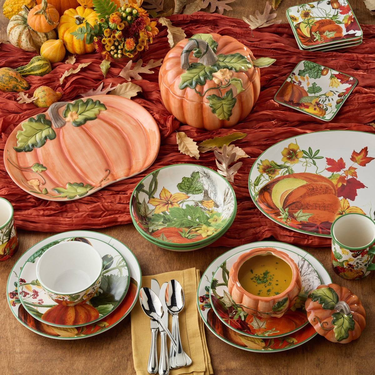 Pie Keeper with Sculpted Pumpkin Top and Ceramic Bakeware Base for Holiday Baking
